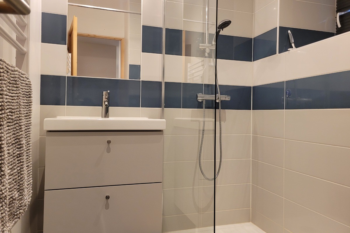 Le Saint, Location, Clévacances, Quemper-Guezennec, salle d'eau avec douche Au RDC