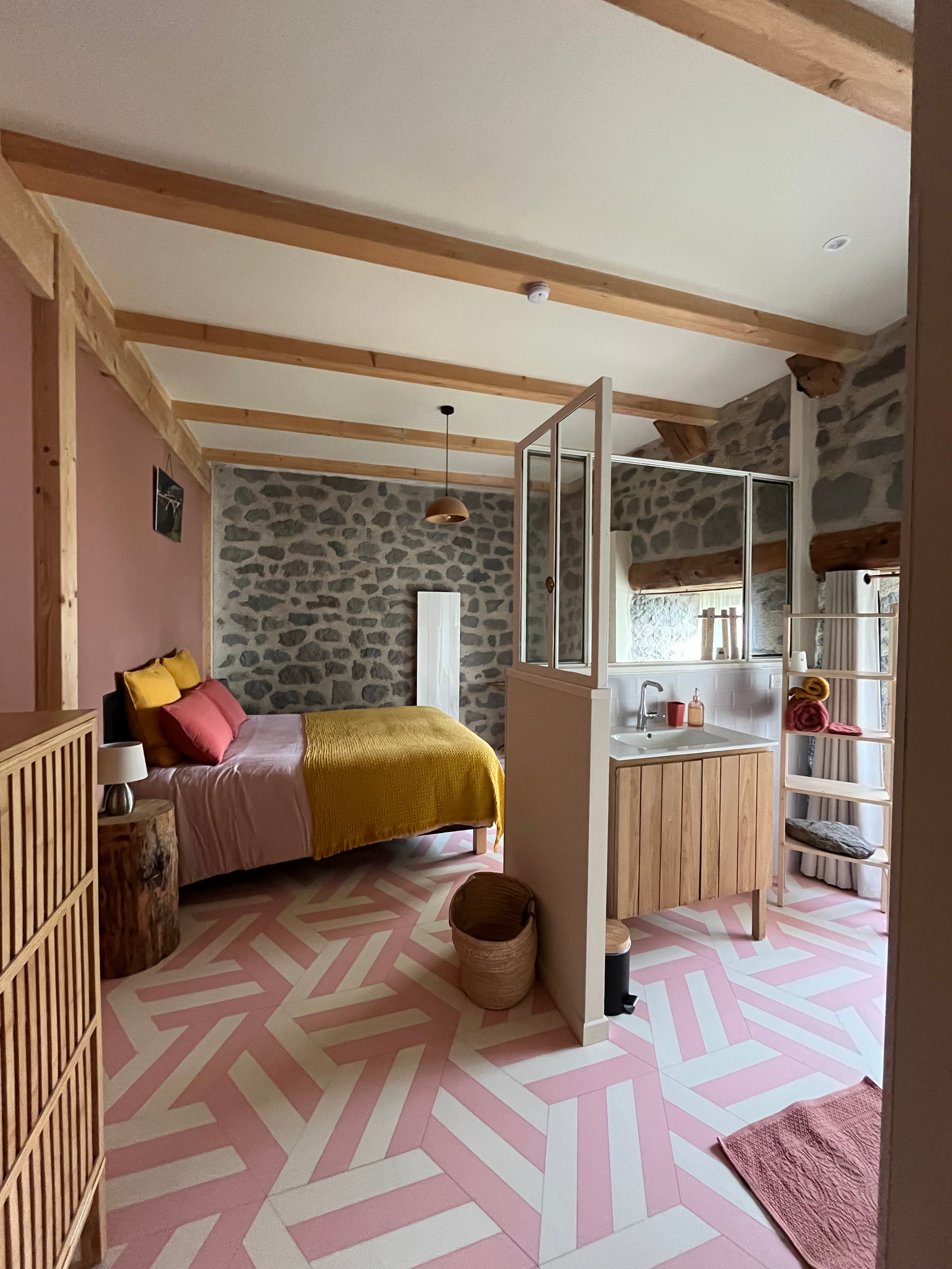 Vue d'ensemble suite rose avec douche et wc