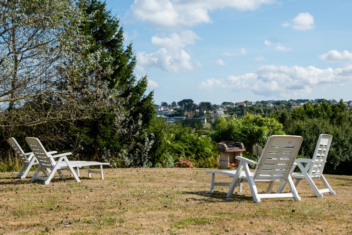 Appartement n°24, Troadec, Le jardin commun de la résidence de 2000m² avec transats, barbecue et allée de boules