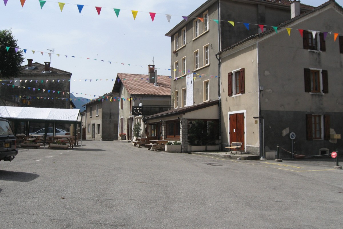 place du village de Saint Agnan à 200m.Gîte Le Malaval - Maison de charme au coeur du parc du Vercors.