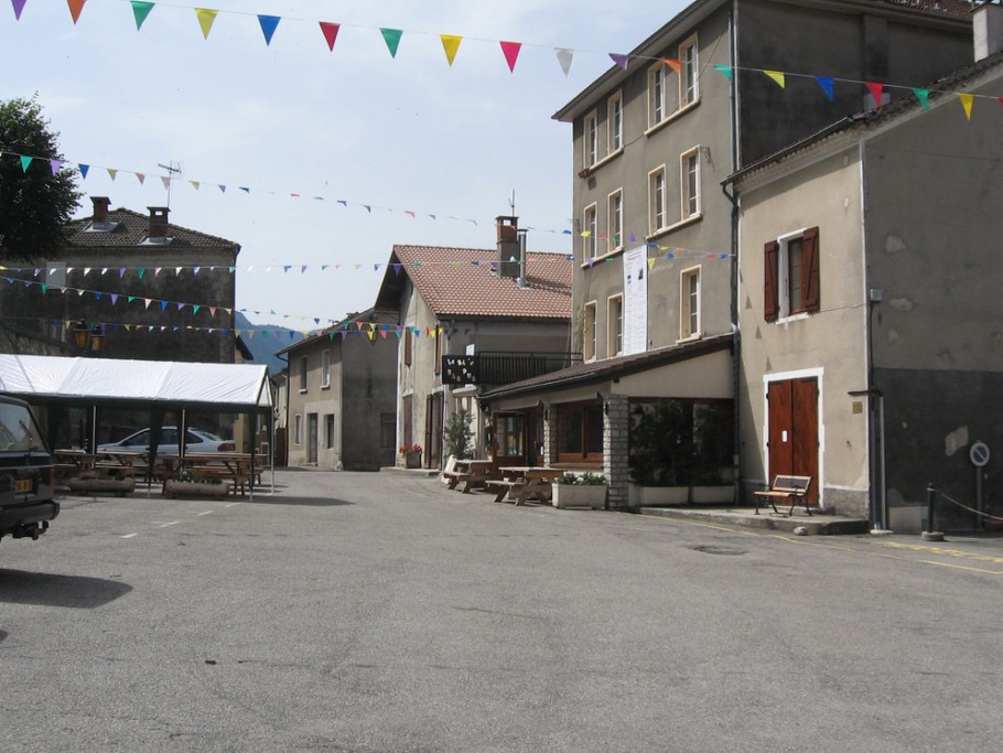 place du village de Saint Agnan à 200m.Gîte Le Malaval - Maison de charme au coeur du parc du Vercors.