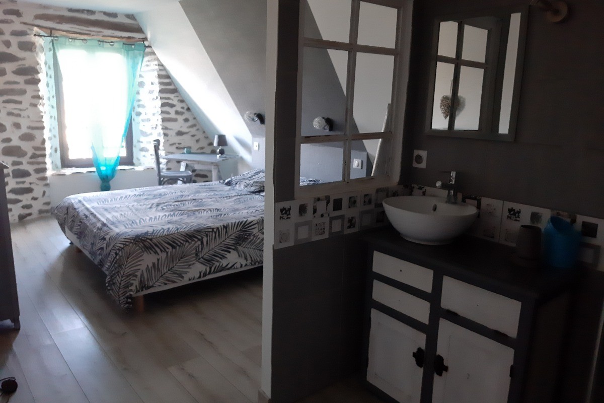 Chambre avec salle de douche