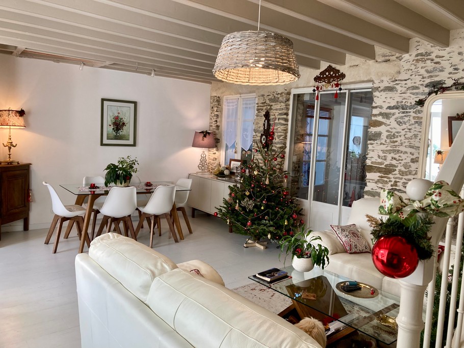 La salle à manger où sont servis les petits déjeuners quand le temps ne permet pas de le faire dans le jardin