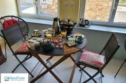 Clévacances, la chambre avec son espace table et salon, côté cour et place de l'église