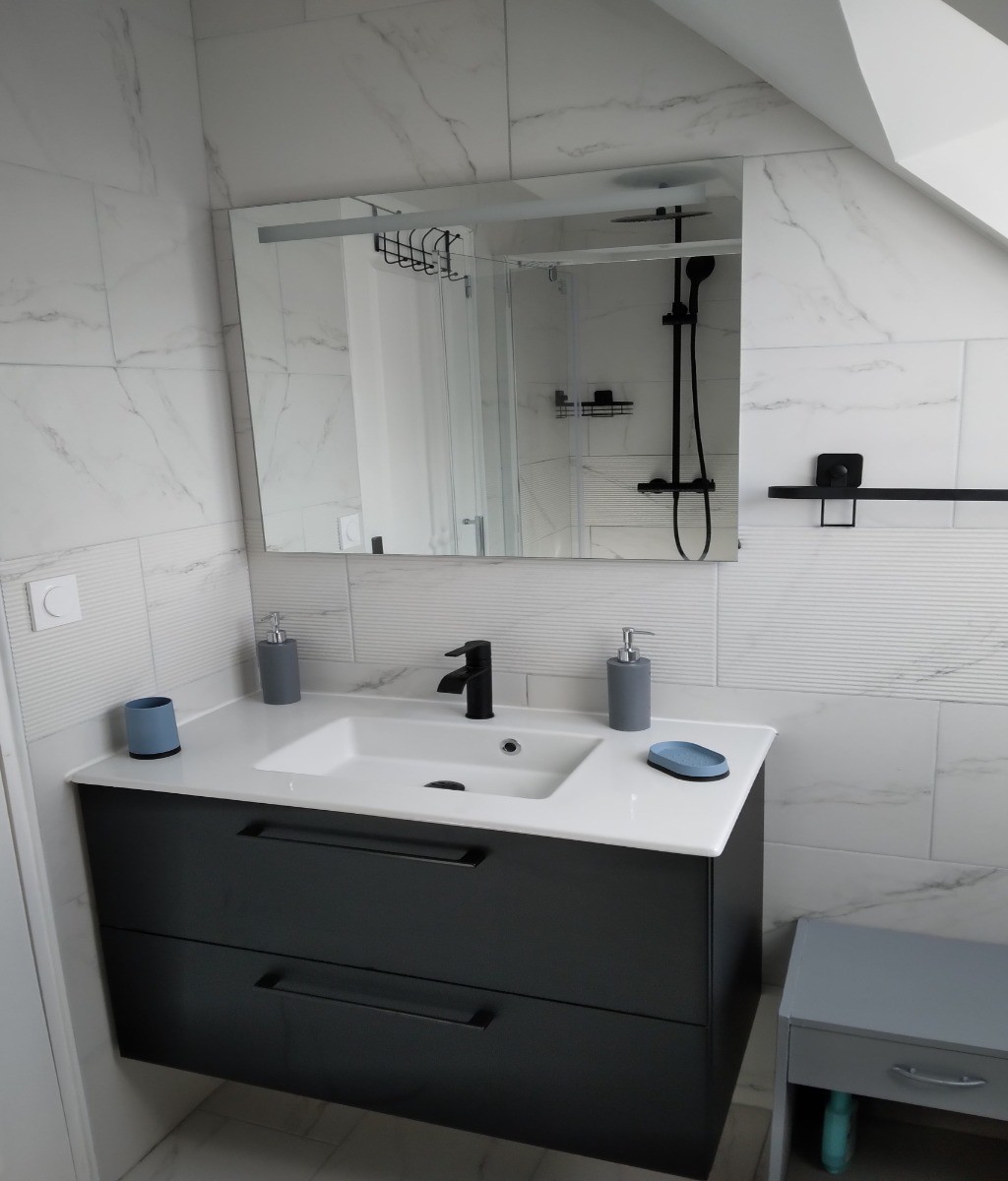 Salle d'eau à l'étage avec douche