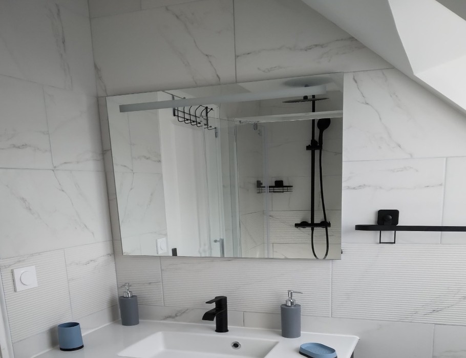 Salle d'eau à l'étage avec douche