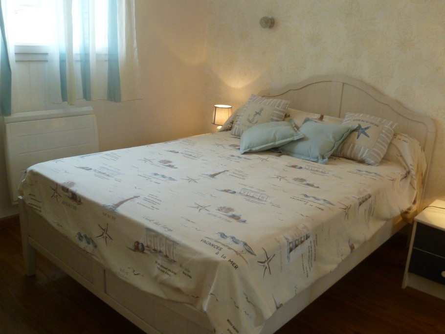 Chambre 1 au RDC avec 1 lit 140cm