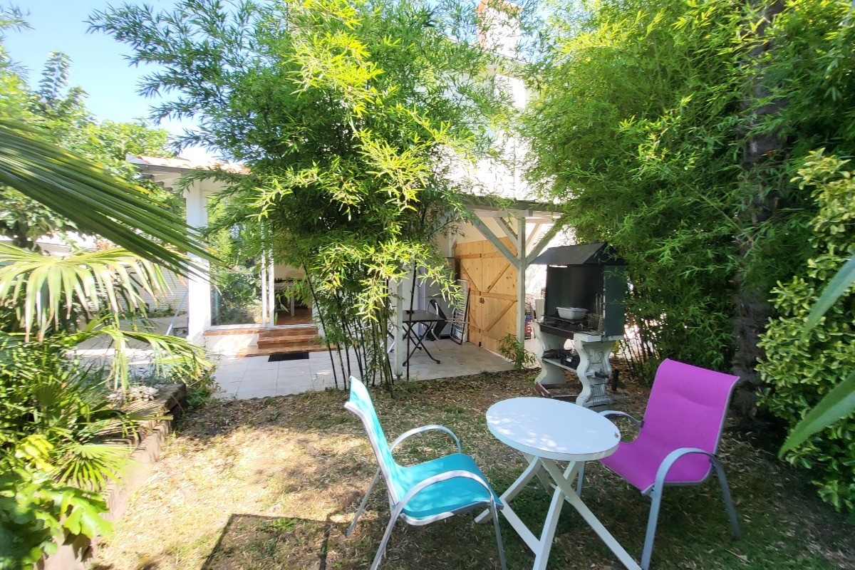 Jardin avec barbecue