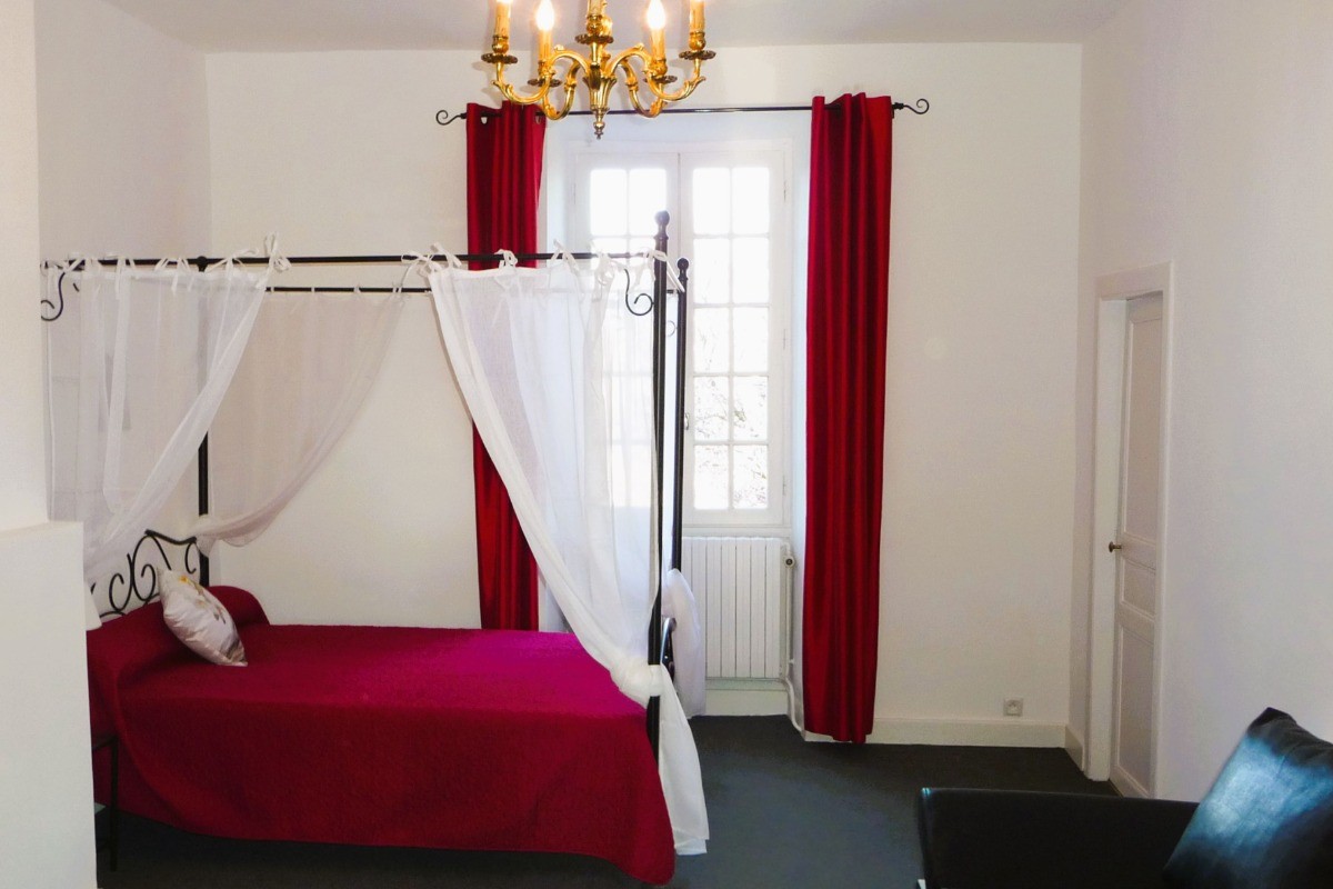 Chambre 2 personnes lit baldaquin 140 cm Gîte SAINT MARTIN Prudhomat 46130 dans le LOT