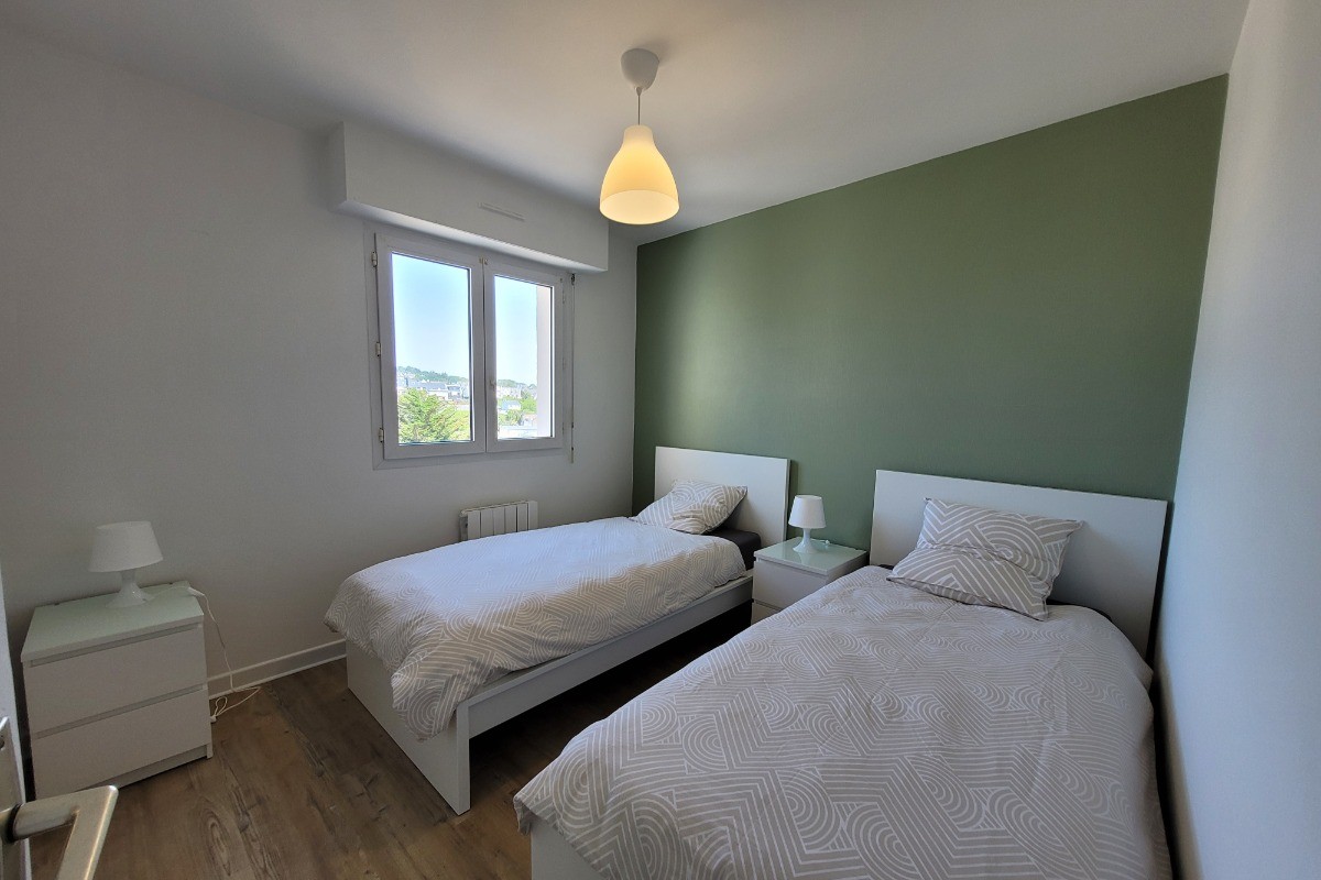 2 lits simples (90 x200) lit fait et draps fournis