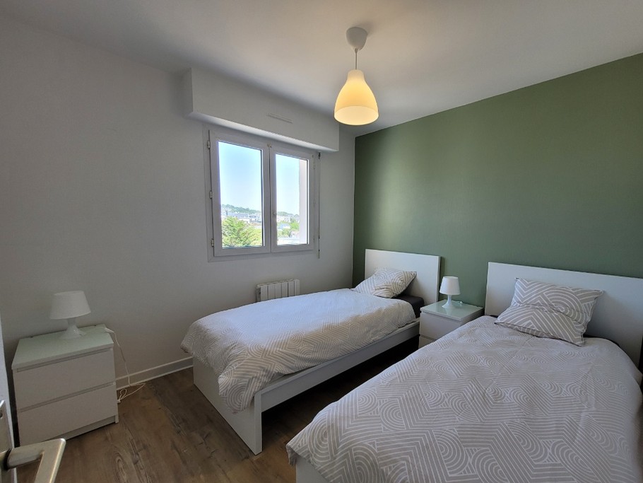 2 lits simples (90 x200) lit fait et draps fournis