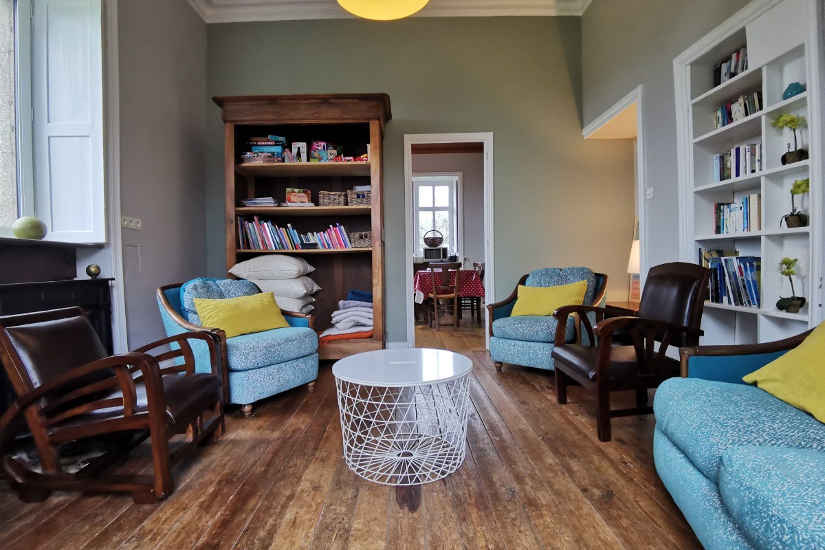 Salon TV communicant avec l'espace cuisine