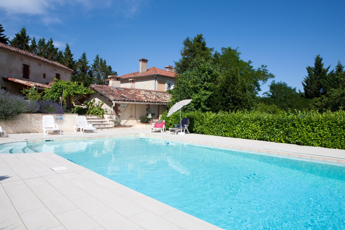 vue de la piscine sur les gites