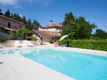 vue de la piscine sur les gites