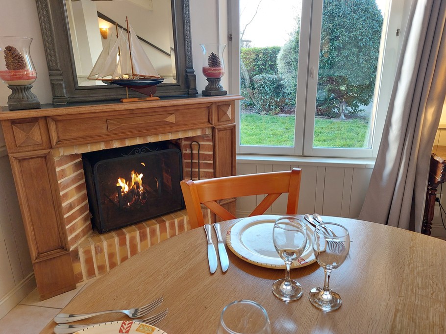 Dining area with fireplace , gîte Calluna
