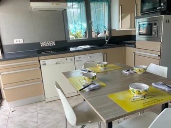 La cuisine du Chêne, côté piscine.