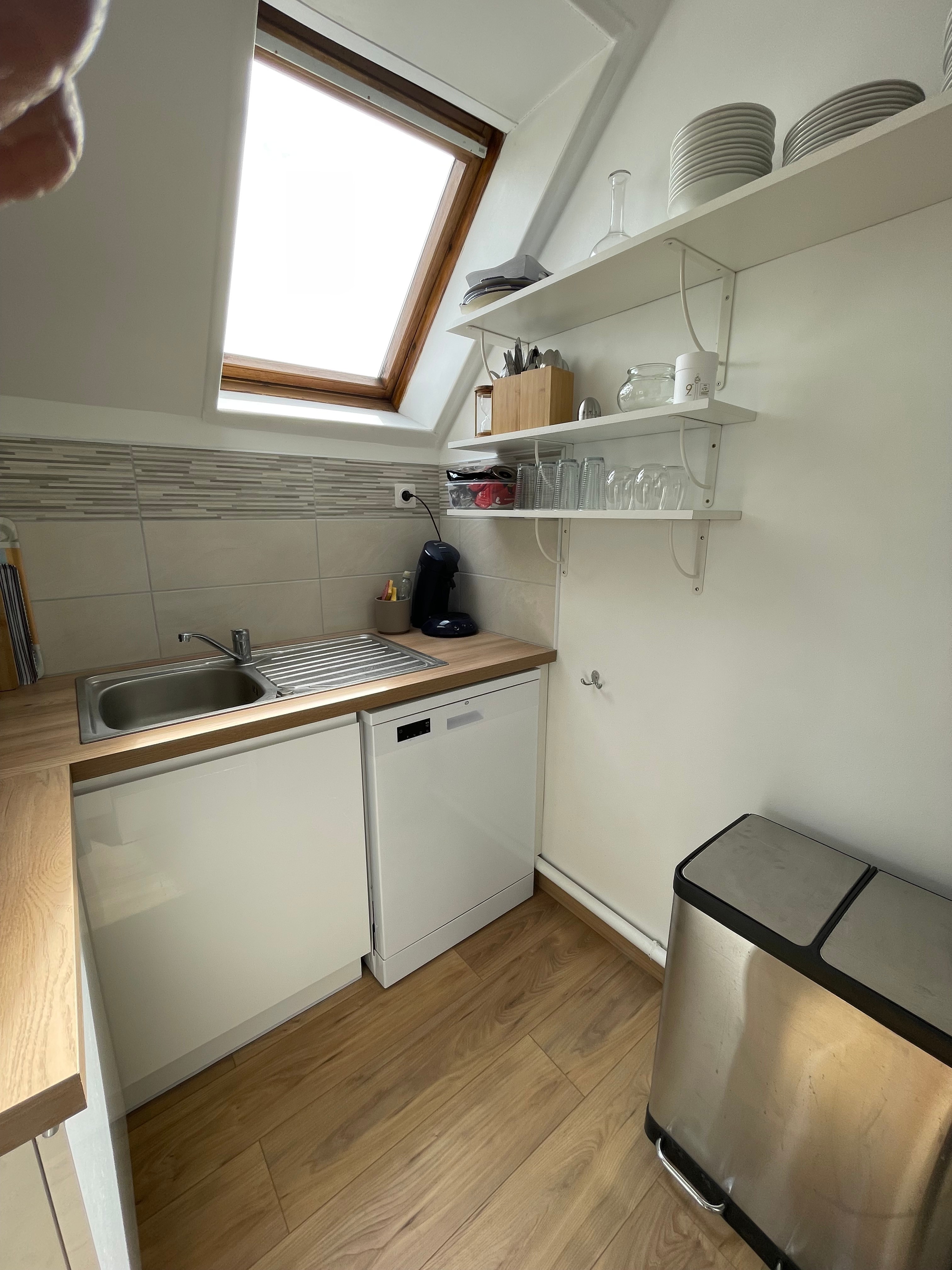 NATURALLY LIT KITCHEN WITH DIRECT ACCESS TO THE LIVING ROOM AND TELEVISION