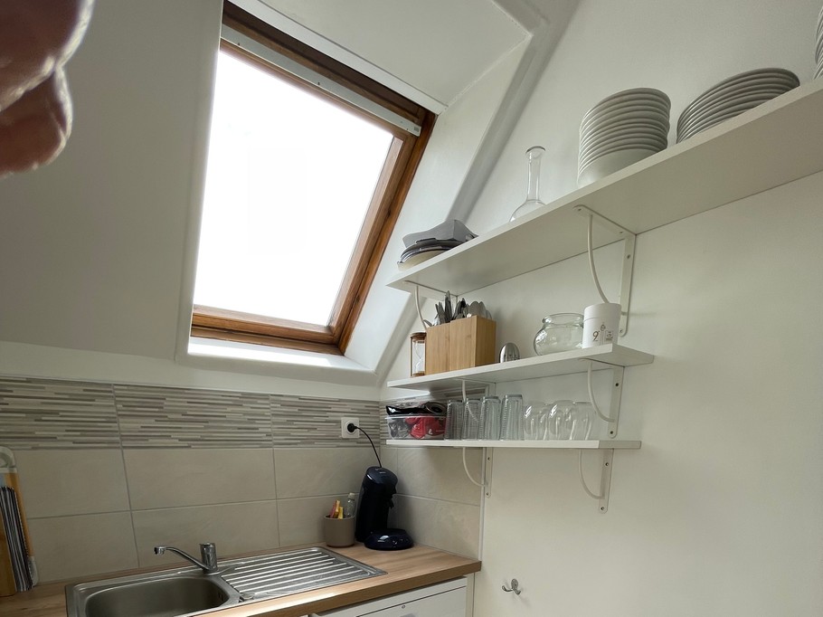 CUISINE ÉCLAIRÉE NATURELLEMENT AVEC ACCÈS DIRECT AVEC LE SÉJOUR ET LA TÉLÉVISION