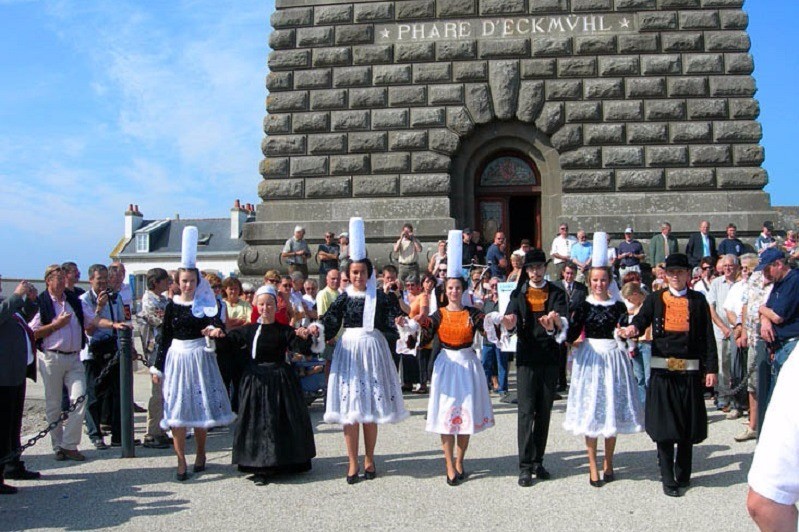 Les bigoudènes au pied du phare d'Eckmühl à Penmarc'h