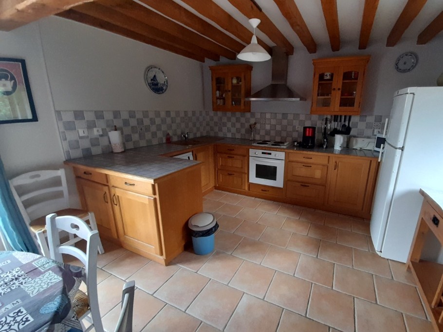 La cuisine bien équipée réfrigérateur-congélateur, lave-vaisselle