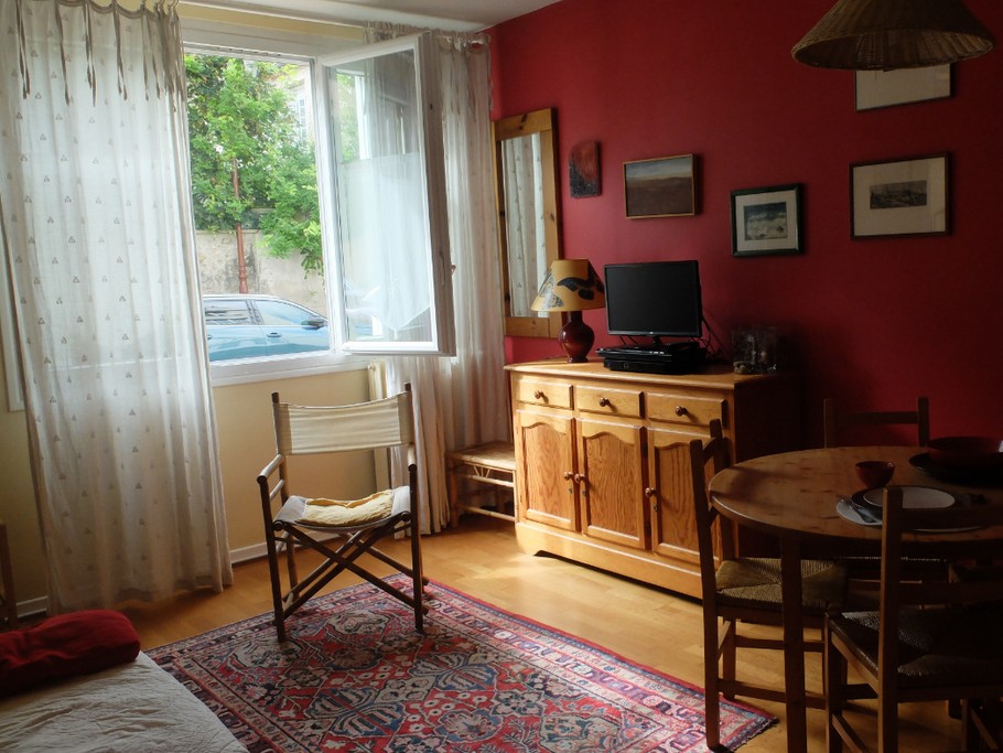 salle de séjour donnant sur une rue calme