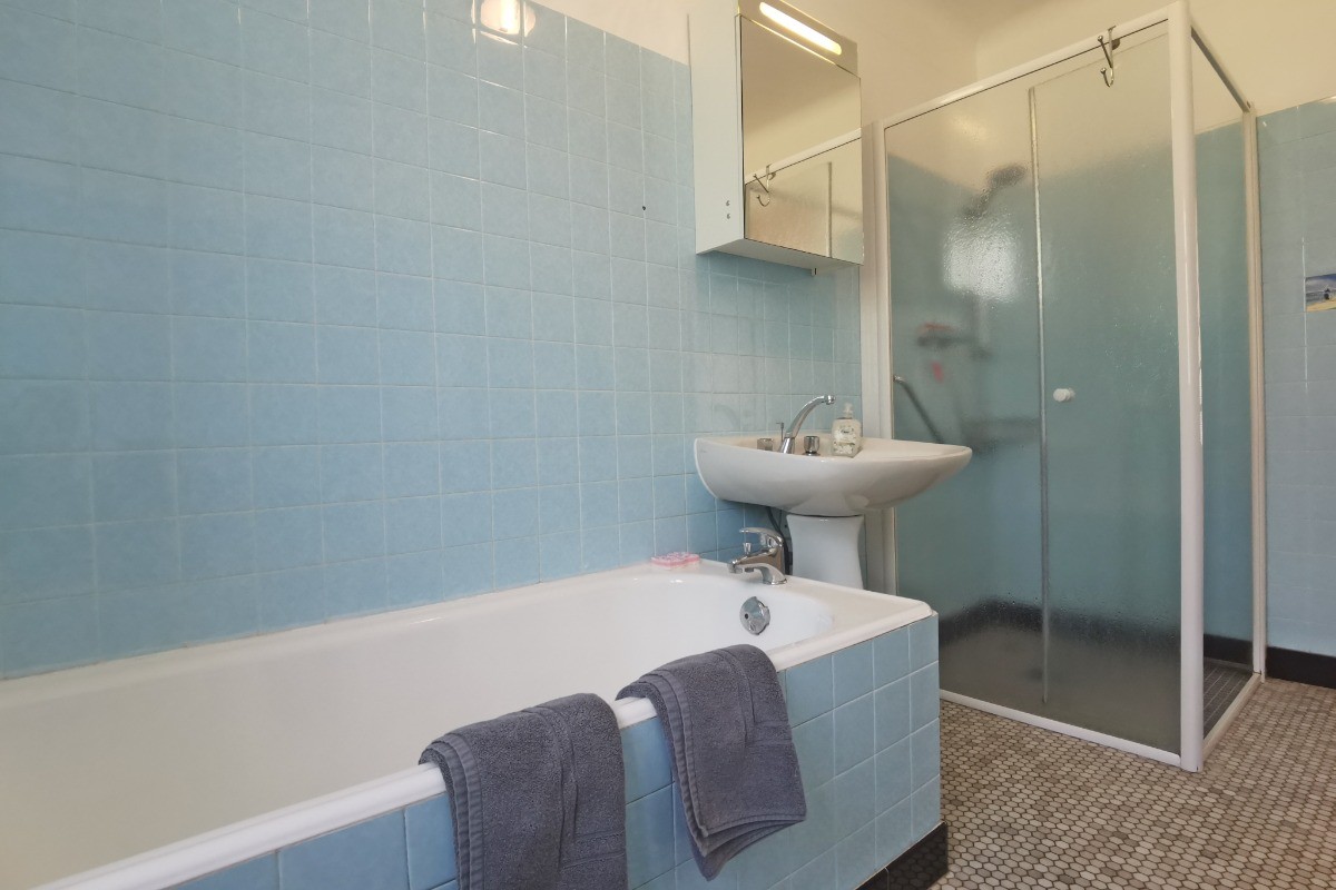 Salle de bain avec douche