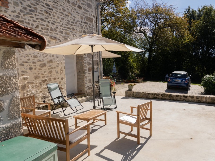 Terrasse aménagée salon de jardin HAUTE-VIENNE 87 Gîte Le KAOLIN Clévacances