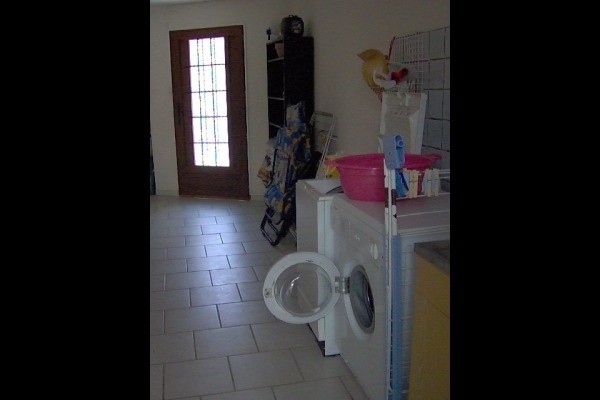 la buanderie et ses machines à laver et sèche linge