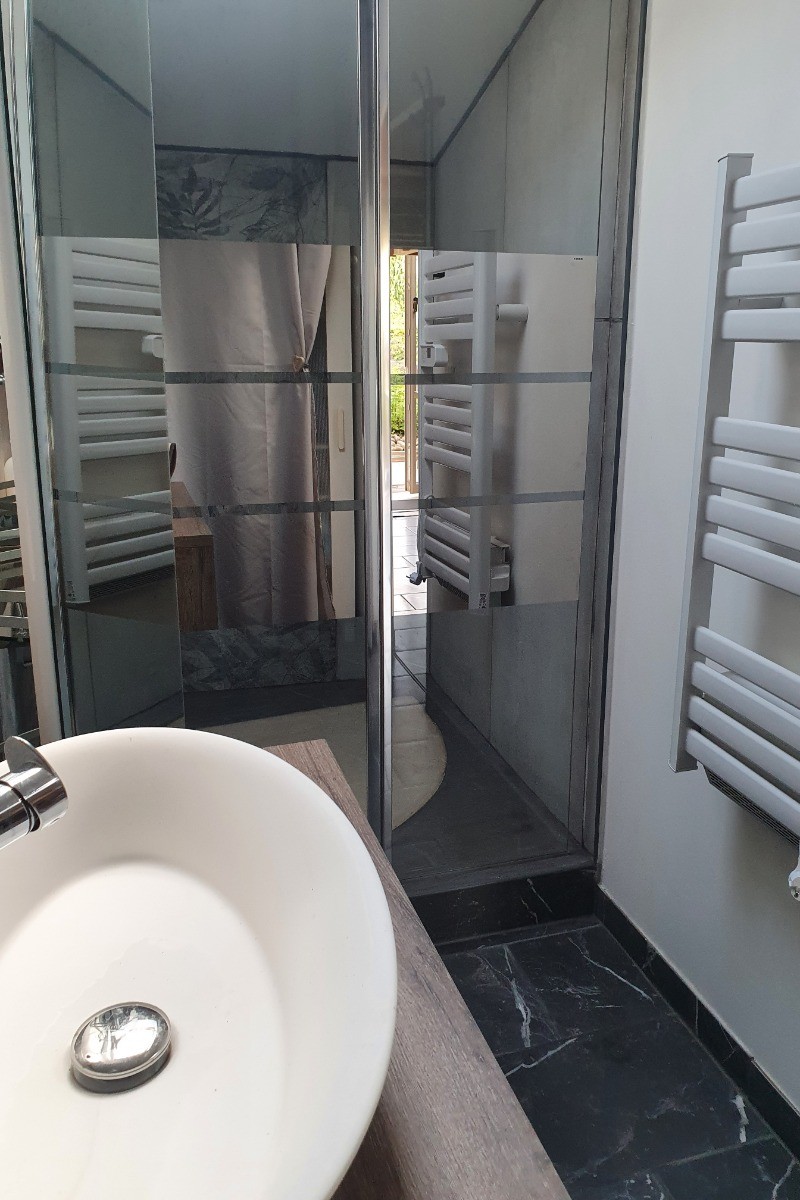 Salle d'eau avec douche spacieuse - Chalet confort "La Casetta" à proximité d'Epinal
