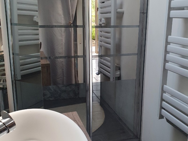 Salle d'eau avec douche spacieuse - Chalet confort "La Casetta" à proximité d'Epinal