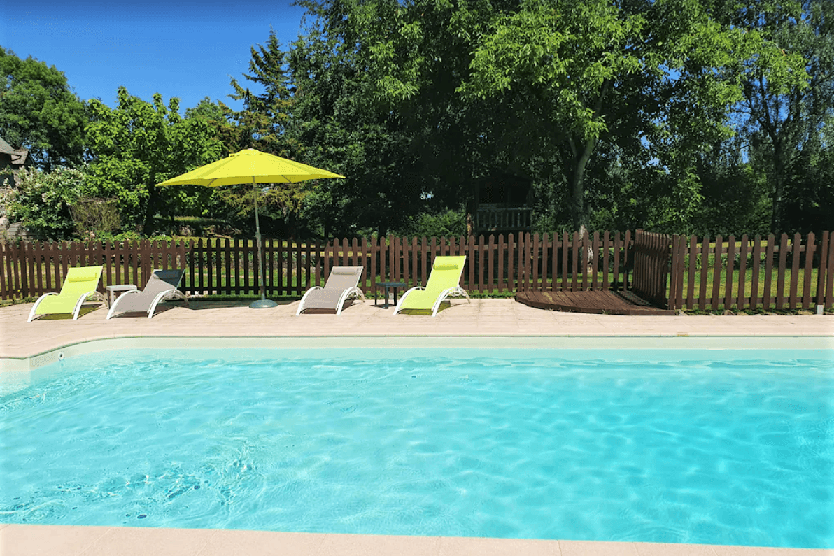 Piscine d'eau saline chauffée à 22 à 26°C (juin à septembre)