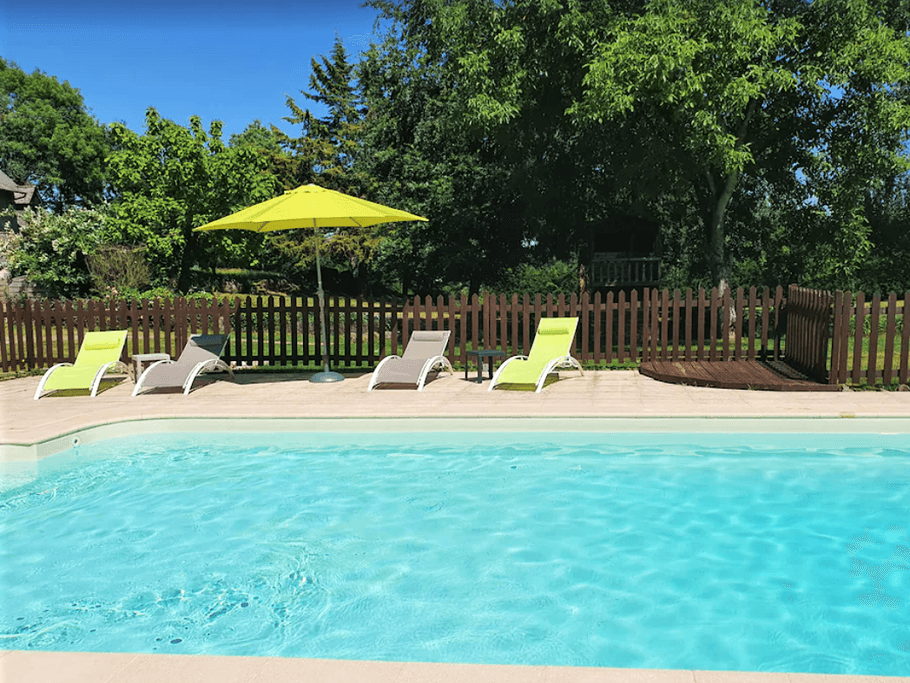 Piscine d'eau saline chauffée à 22 à 26°C (juin à septembre)