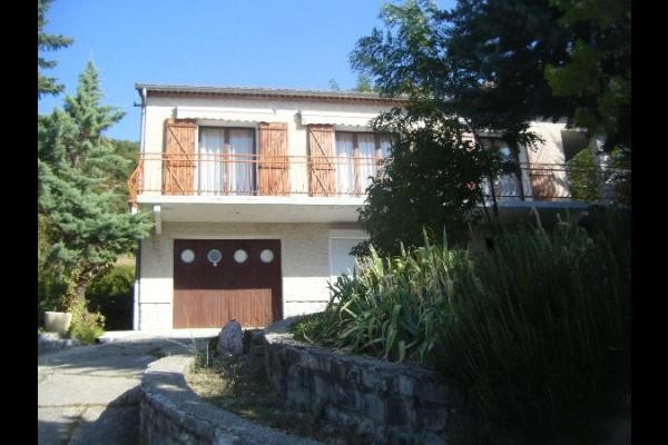 Vue de la maison, rdc location 2 personnes, à l'étage location 7 personnes