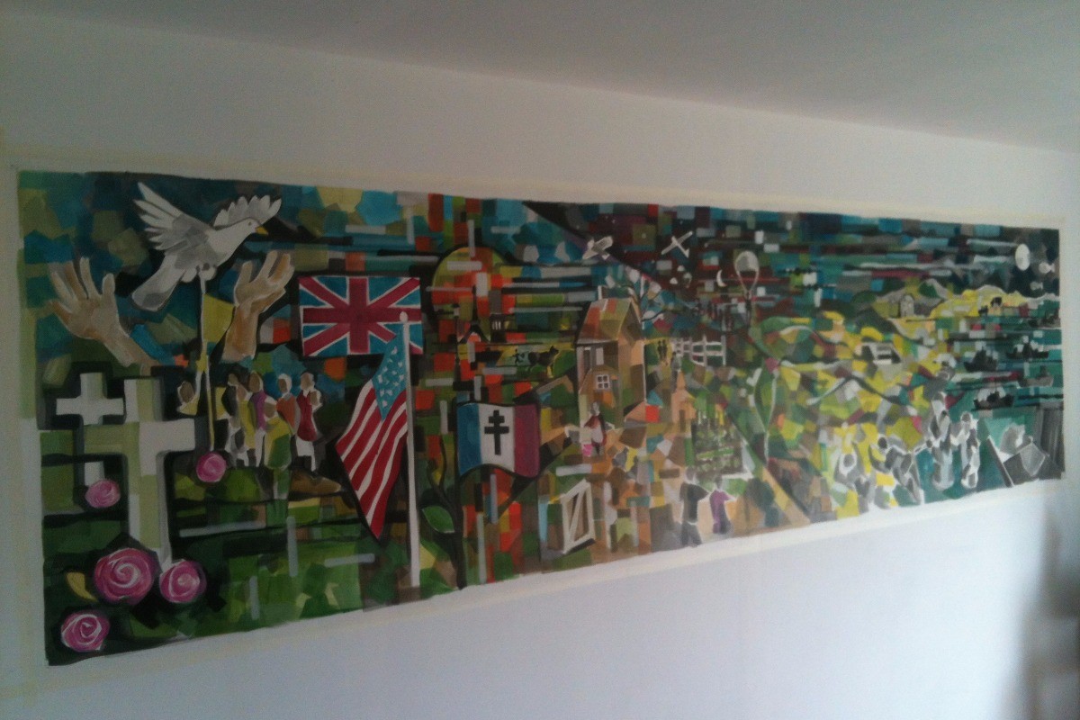 fresque de 3 m  fait par un artiste anglais dans un salon de 20 m² avec deux canapés dont un convertible en lit de deux personnes