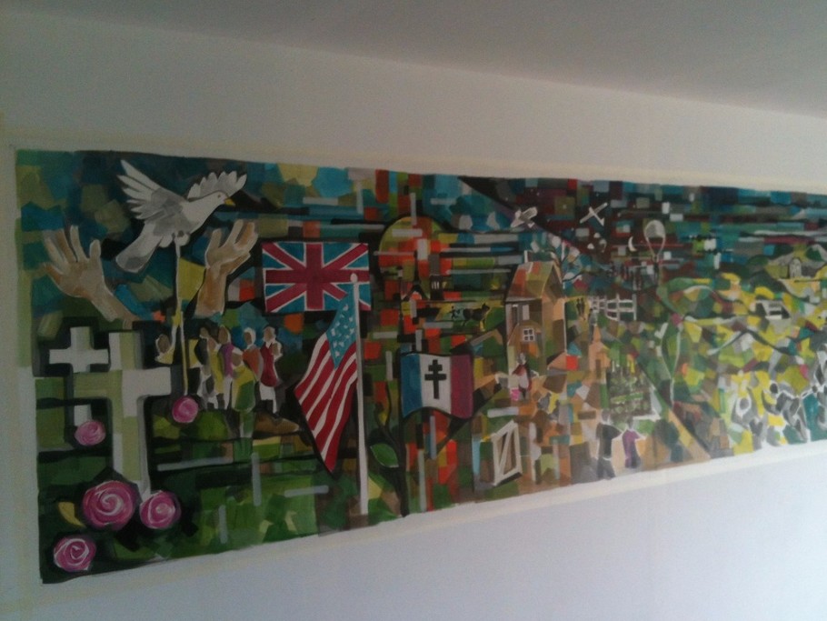 fresque de 3 m fait par un artiste anglais dans un salon de 20 m² avec deux canapés dont un convertible en lit de deux personnes