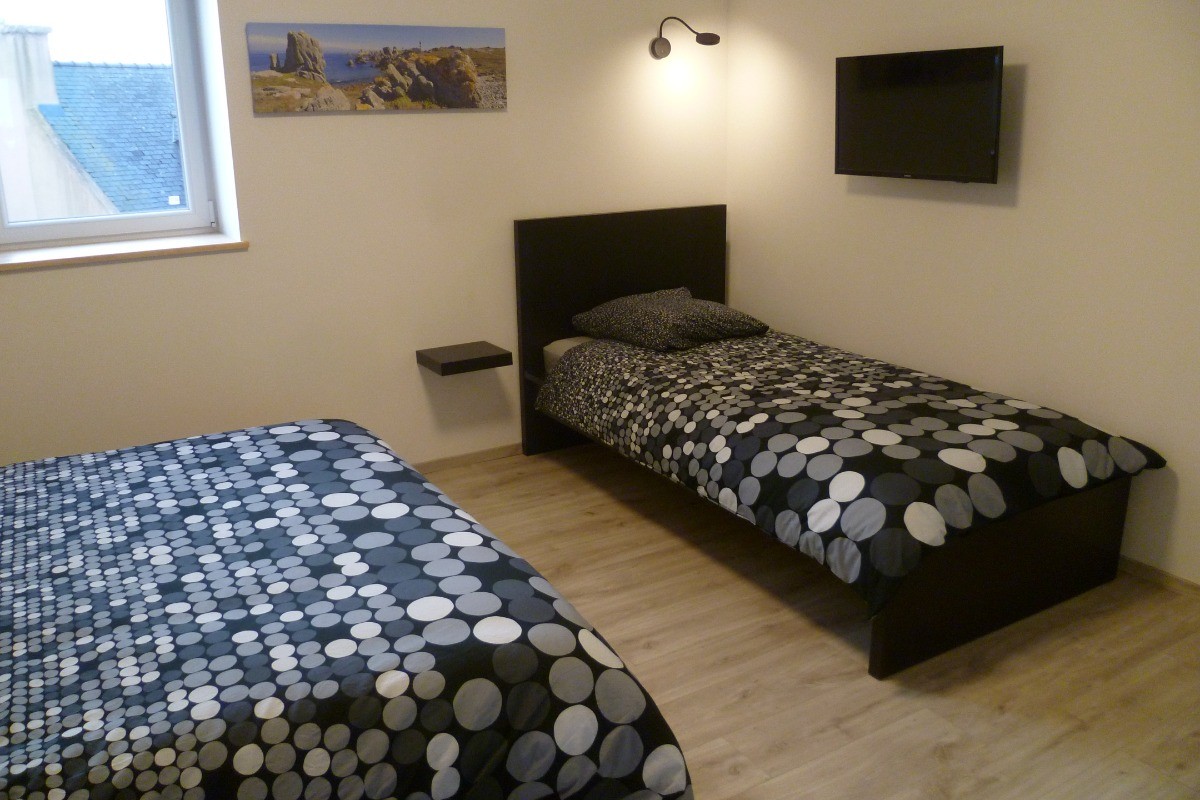 Chambre n° 3 avec lit 160 et lit 90  et TV