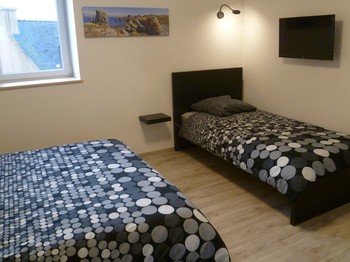 Chambre n° 3 avec lit 160 et lit 90  et TV