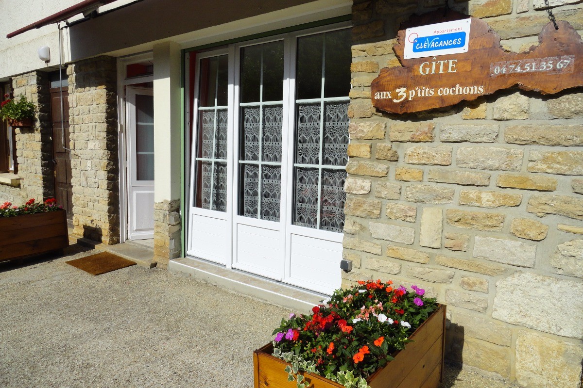 Arrivée au gîte "Aux 3 p'tits cochons" à la belle saison