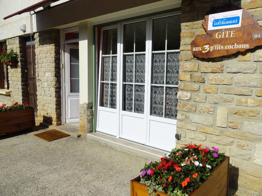 Arrivée au gîte "Aux 3 p'tits cochons" à la belle saison