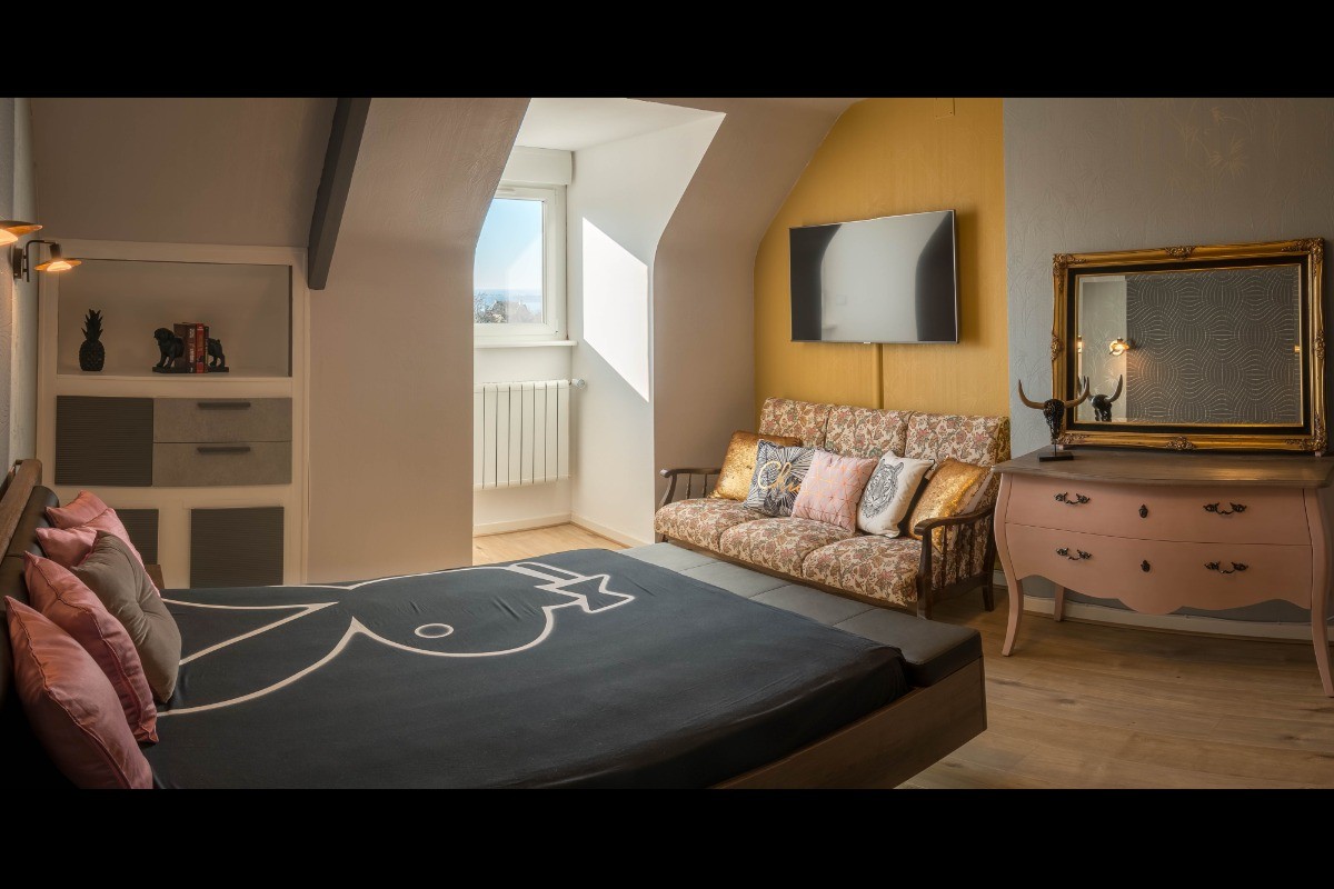 chambre spacieuse à l'étage