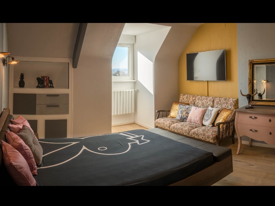 chambre spacieuse à l'étage