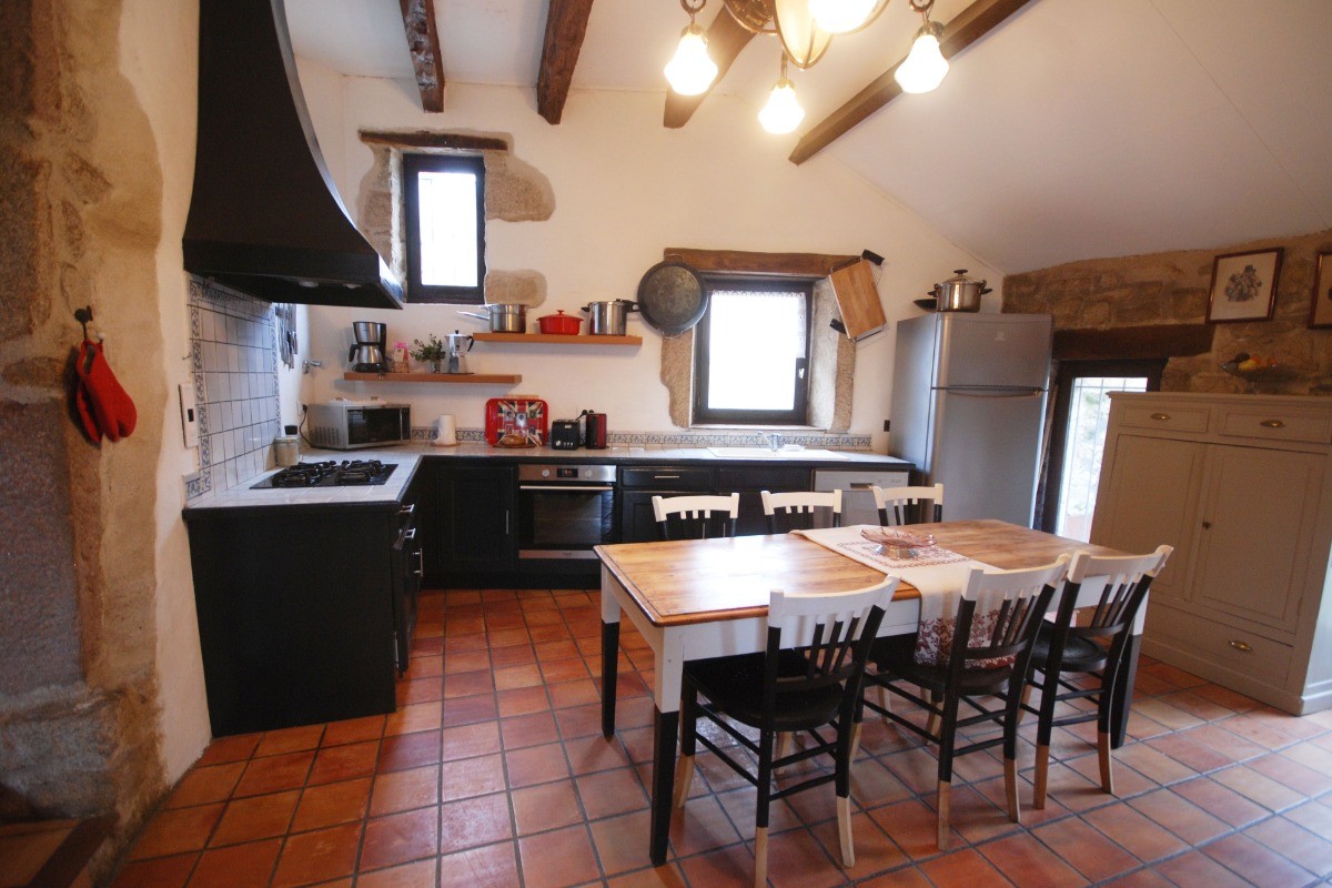 Cuisine équipée Gîte LE BEAUMONT DU LAC Longère 150m² Clévacances Beaumont du Lac 87120