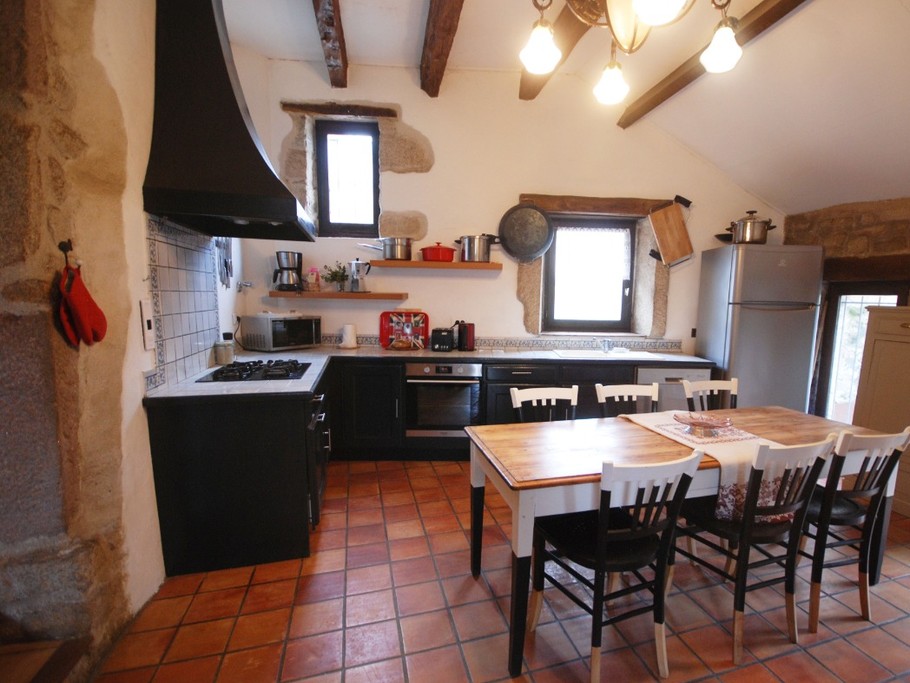 Cuisine équipée Gîte LE BEAUMONT DU LAC Longère 150m² Clévacances Beaumont du Lac 87120