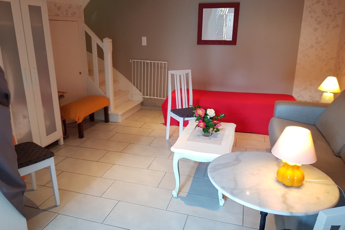 - Salon rez-de-chaussée .Escalier vers la cuisine
