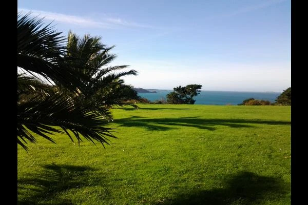 LE MARREC Location Trélevern jardin et vue mer