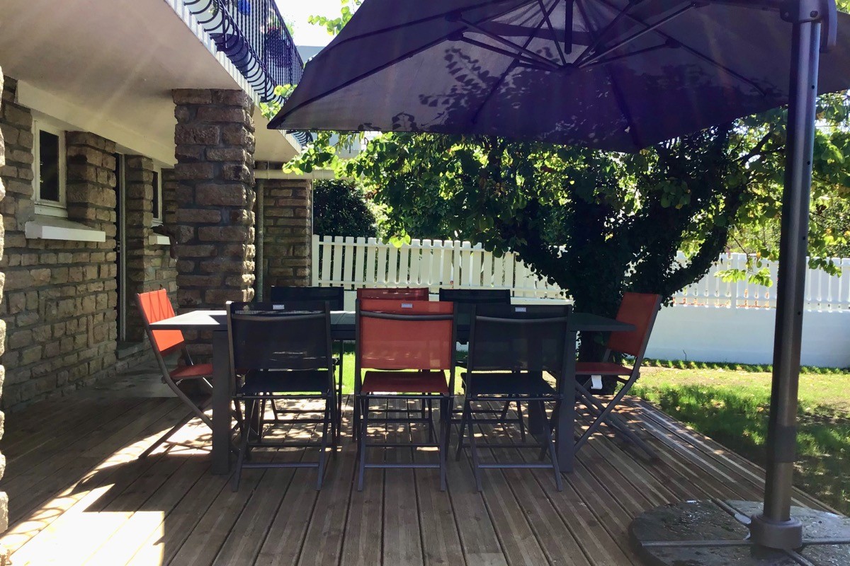 Terrasse avec salon de jardin