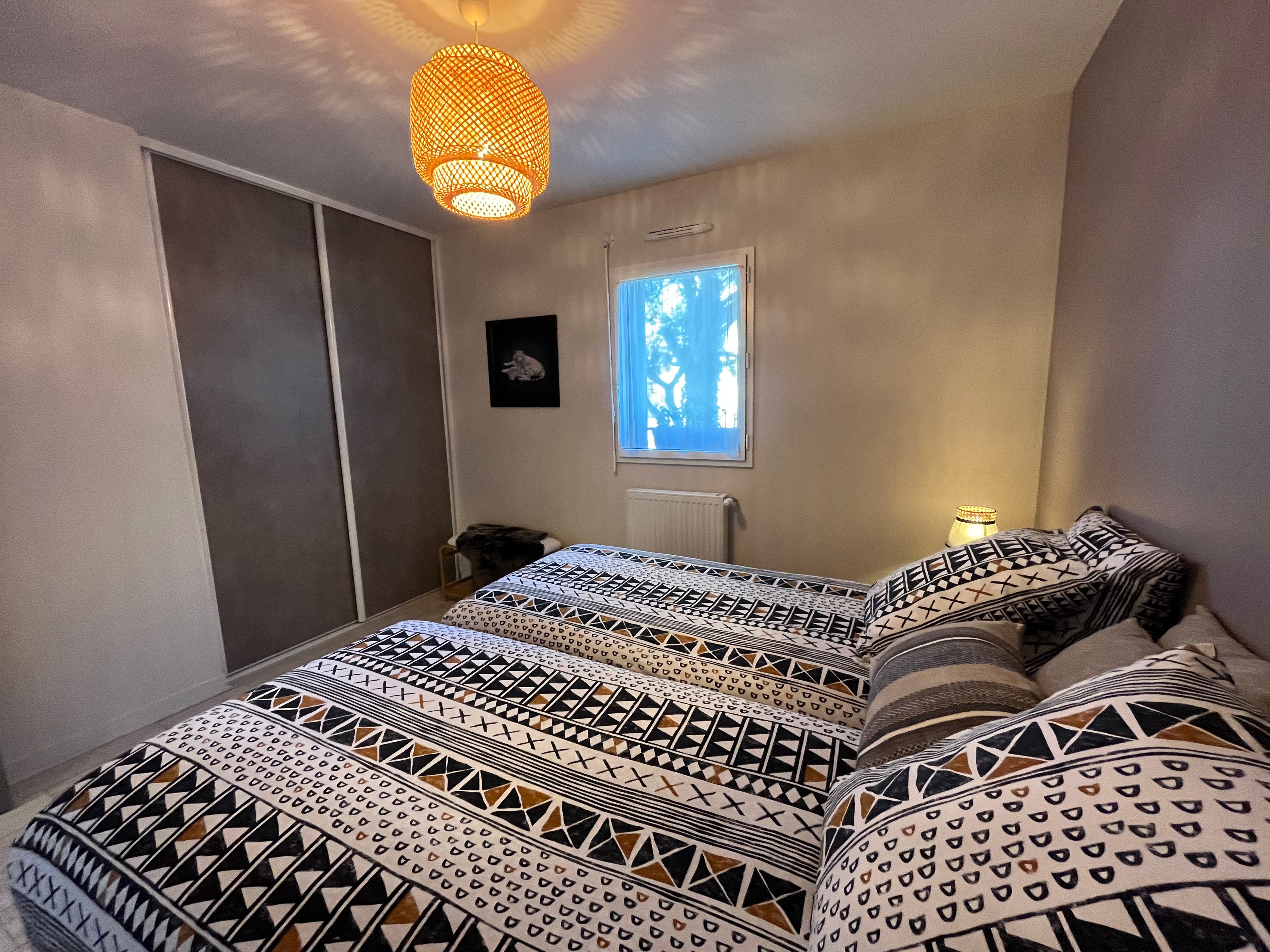 Bedroom 2 – 2 single beds (90 cm) with a walk-in wardrobe