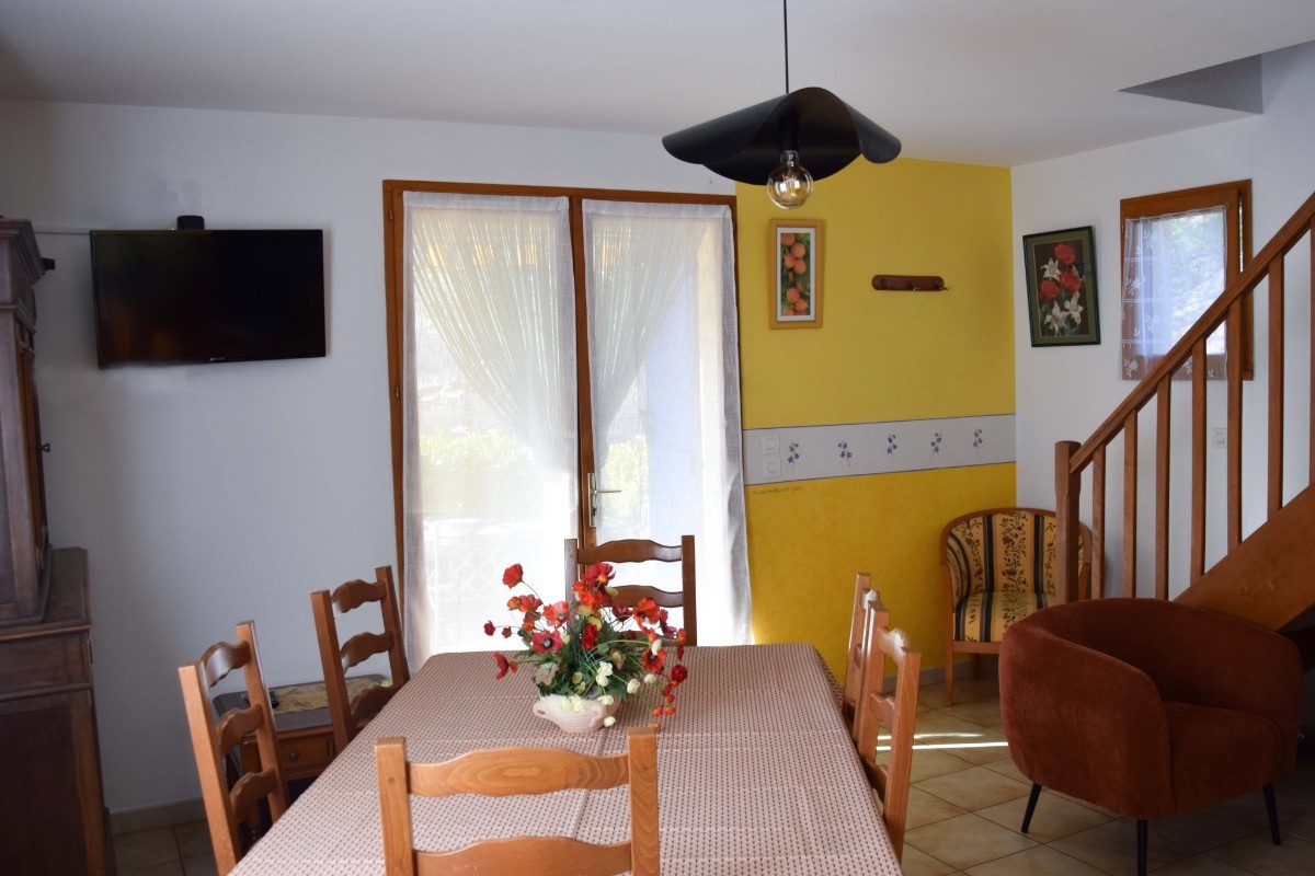 séjour lumineux avec TV écran plat