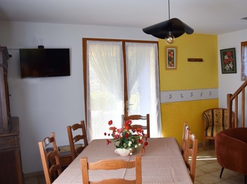 séjour lumineux avec TV écran plat