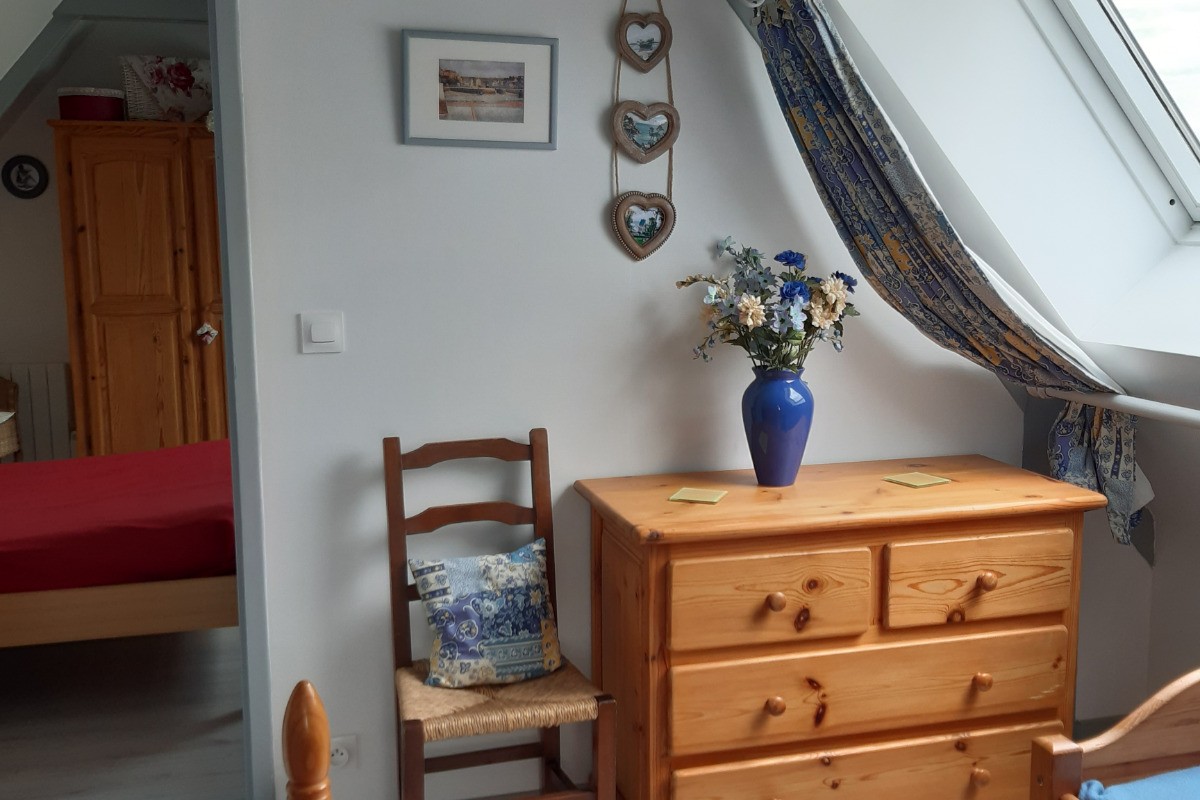 Chambre bleu avec 1 lit de 140 et 1 lit de 90.